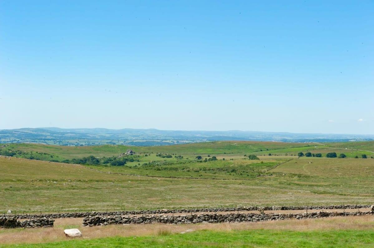 Dartmoor Barn On North Hessary Tor Villa Йелвертън Екстериор снимка